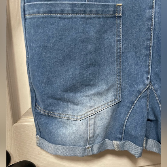 NWOT: SHEIN Denim Short Cuffed Overalls Adjustable Straps Size Large - Picture 4 of 9